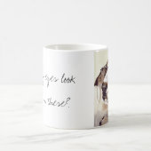 Basset Hound met "Ziet mijn ogen er groot uit?" Koffiemok (Center)
