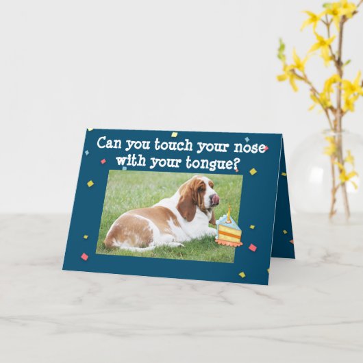 Basset Hound op Grappige Verjaardag Kaart w / Cake (Gele Bloem)