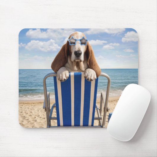 Basset Hound op strandstoel Muismat (Met muis)