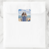 Basset Hound op strandstoel Vierkante Sticker (Tas)