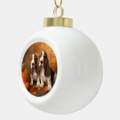 Basset Hound Puppy Herfst Verrukking Pompoen Keramische Bal Ornament (Rechts)