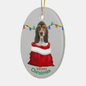 Basset Hound Puppy in cadeautas met kerstmis Keramisch Ornament (Links)