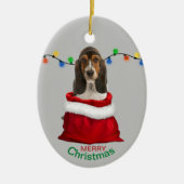 Basset Hound Puppy in cadeautas met kerstmis Keramisch Ornament (Voorkant)
