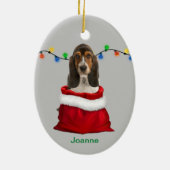 Basset Hound Puppy in cadeautas met kerstmis Keramisch Ornament (Achterkant)