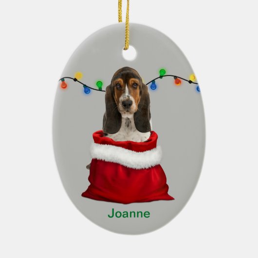 Basset Hound Puppy in cadeautas met kerstmis Keramisch Ornament (Achterkant)
