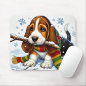 Basset Hound Puppy in de sneeuw met sjaal en tak Muismat (Met muis)