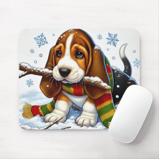 Basset Hound Puppy in de sneeuw met sjaal en tak Muismat (Met muis)