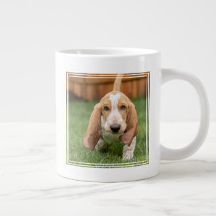 Basset Hound Puppy Loopt Grote Koffiekop