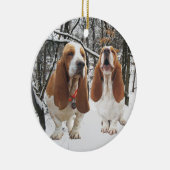 Basset Hound Snowy Bossen kerstversiering Keramisch Ornament (Rechts)