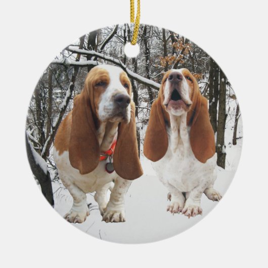 Basset Hound Snowy Bossen kerstversiering Keramisch Ornament (Voorkant)