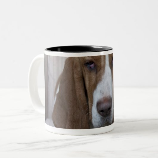 Basset Hound Tweekleurige Koffiemok (Voorkant links)