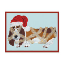 Basset Hound verstrikt in kerstslingers
