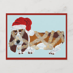 Basset Hound verstrikt in kerstslingers Briefkaart