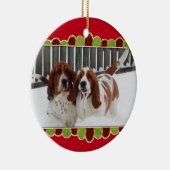 Basset Hounds in de sneeuw op kerstversiering Keramisch Ornament (Rechts)