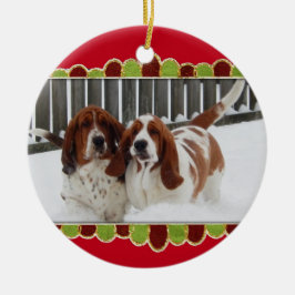 Basset Hounds in de sneeuw op kerstversiering Keramisch Ornament