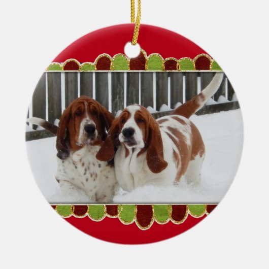 Basset Hounds in de sneeuw op kerstversiering Keramisch Ornament (Voorkant)