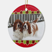 Basset Hounds in de sneeuw op kerstversiering Keramisch Ornament (Links)