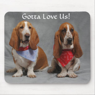 Basset Hounds Moeten Van Ons Houden Met Bandana's Muismat