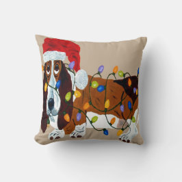 Basset in de knoop met kerstlichtjes kussen