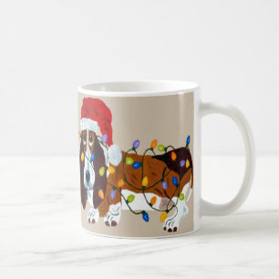 Basset in de knoop met kerstverlichting koffiemok