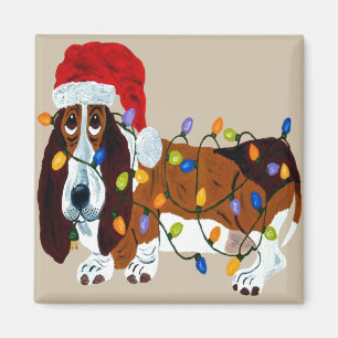 Basset in de knoop met kerstverlichting magneet