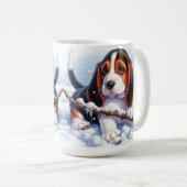 Basset Puppy Spelen Met Een Stok In De Wintersneeu Koffiemok (Voorkant rechts)
