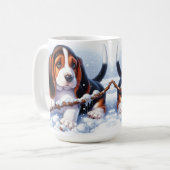 Basset Puppy Spelen Met Een Stok In De Wintersneeu Koffiemok (Voorkant links)