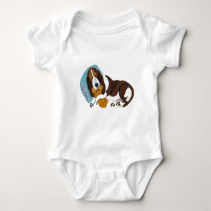 Basset slaapt met teddybeer romper