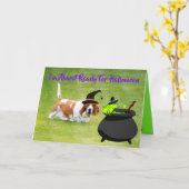 Basset "Witch" met Frog & Cauldron op Halloween Ka Kaart (Gele Bloem)