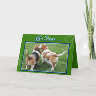 Bassets delen op grappige verjaardagskaart kaart