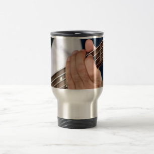 basspeler hand op nekfoto van man .jpg reisbeker