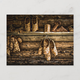 Bast schoenen aan de muur briefkaart