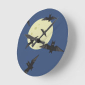 Bat flying in the moon ronde klok (Hoek)