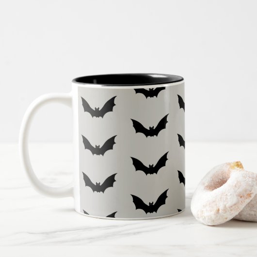 Bat Flying Spooky Halloween-patroon Tweekleurige Koffiemok (Met donut)