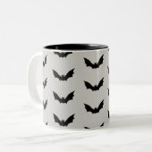 Bat Flying Spooky Halloween-patroon Tweekleurige Koffiemok (Voorkant links)