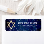 Bat Mitswa Navy Gold Glitter Bold Retouradres Etiket<br><div class="desc">Wees trots, verheug je en vier deze mijlpaal van je favoriete Bat Mitzvah wanneer je dit geavanceerde, gepersonaliseerde retour adreslabel gebruikt! Vet, wit sans serif typografie, een faux gold Star of David en kleine, faux gold confetti glitter stippen bedekken een verfijnde, dramatische marineblauwe waterverf achtergrond. Personaliseer de aangepaste tekst met...</div>