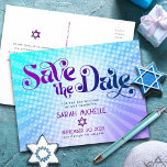 Bat Mitzvah Bewaar de datum Retro Blue Paarse Ombr Uitnodiging Briefkaart<br><div class="desc">Zorg ervoor dat al je vrienden en familieleden de mijlpaal van je dochter Bat Mitzvah kunnen vieren! Stuur dit leuke, boho retro gepersonaliseerde "Save the Date" briefkaart. Leuke, trendy, gedurfde paarse en marineblauwe typografie met moderne sans serif typografie overlay een achtergrond van pop lichte turquoise en paarse ombre gradiënt stralen...</div>
