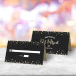 Bat Mitzvah Black Gold Foil Script voor Confetti M Plaatskaartje<br><div class="desc">Geen Bat Mitswa-feest is compleet zonder gepersonaliseerde plaatskaarten. Laat je favoriete Bat Mitswa trots zijn, verheug je en vier haar mijlpaal op haar perfect gecoördineerde feest. Vet, zonder serif typografie en sprankelende faux gold glitter kleine stippen bedekken een rijke, dramatische, zwarte achtergrond. Op de achterkant, wit zonder serif typografie, samen...</div>
