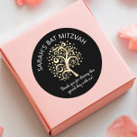 Bat Mitzvah Black Gold Foil Tree of Life Script Ronde Sticker<br><div class="desc">Wees trots, blij en toon deze mijlpaal van je favoriete Bat Mitzvah! Gebruik deze leuke, gesofisticeerde, gepersonaliseerde sticker om haar speciale dag aan te vullen. Een grafische faux gouden folieboom met een dunne ster van David en puntige "bladeren", samen met een gouden foliekalligrafie, bedekt een rijke, geavanceerde, zwarte achtergrond. Pas...</div>