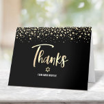 Bat Mitzvah Black Gold Glitter Folie Elegant Scrip Bedankkaart<br><div class="desc">Zorg ervoor dat je favoriete Bat Mitzvah haar waardering show aan iedereen die haar mijlpaal steunde! Verstuur deze verbluffende, moderne, gepersonaliseerde dankjewel briefkaart. Het spaarzame gouden faux folie kalligrafiescript, Ster van David, en kleine confetti glitter stippen, samen met witte sans serif typografie, bedekken een dramatische zwarte achtergrond. Aan de voorkant,...</div>