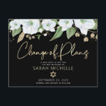 Bat Mitzvah Black Gold Script Floral Waterverf Uitnodiging Briefkaart<br><div class="desc">Zorg ervoor dat al uw vrienden en familieleden de mijlpaal van uw dochter Bat Mitzvah nog kunnen vieren, ongeacht de huidige onvoorziene omstandigheden in de wereld. Verstuur dit gepersonaliseerde briefkaart met de aankondiging van "Verandering van plannen". Een smakelijke, verbluffende, witte en goudglitterflorale waterverf met faux Gold folie script-typografie en een...</div>