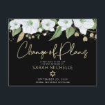 Bat Mitzvah Black Gold Script Floral Waterverf Uitnodiging Briefkaart<br><div class="desc">Zorg ervoor dat al uw vrienden en familieleden de mijlpaal van uw dochter Bat Mitzvah nog kunnen vieren, ongeacht de huidige onvoorziene omstandigheden in de wereld. Verstuur dit gepersonaliseerde briefkaart met de aankondiging van "Verandering van plannen". Een smakelijke, verbluffende, witte en goudglitterflorale waterverf met faux Gold folie script-typografie en een...</div>