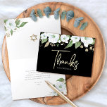 Bat Mitzvah Black Gold Script Waterverf Floral Bedankkaart<br><div class="desc">Zorg ervoor dat je favoriete Bat Mitzvah haar waardering show aan iedereen die haar mijlpaalevenement heeft ondersteund! Stuur deze verfijnde, gepersonaliseerde bedankkaart! Een chique, prachtige, witte en gouden glitter floral waterverf met faux gold folie script typografie en wit san serif type overlays een dramatische zwarte achtergrond. Extra waterverf bloemen en...</div>