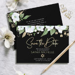 Bat Mitzvah Black Gold Script Waterverf Floral Save The Date<br><div class="desc">Zorg ervoor dat al je vrienden en familieleden de mijlpaal van je dochter Bat Mitzvah kunnen vieren! Verzend dit onderwerp, gepersonaliseerd "sparen de Datum"aankondigingskaart. Een smakelijke, verbluffende, witte en goudglitterflorale waterverf met faux Gold folie script-typografie en een witte san serif type bedekt een dramatische zwarte achtergrond. Pas de douanetekst met...</div>