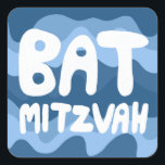 BAT MITZVAH  Blauwe Wavy Stripes Vierkante Sticker<br><div class="desc">Hand getekende tekst door mij voor u over een handgetekende golvend blauw patroon. Voeg je eigen tekst toe als je wilt. Voor meer design en kleuren check mijn shop! Of laat het me weten als je iets op maat wilt. Ik heb ook bijpassend inpakpapier en natuurlijk zowel Bar- als Bat...</div>