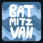 BAT MITZVAH  Blauwe Wavy Stripes Vierkante Sticker<br><div class="desc">Hand getekende tekst door mij voor u over een handgetekende golvend blauw patroon. Voeg je eigen tekst toe als je wilt. Voor meer design en kleuren check mijn shop! Of laat het me weten als je iets op maat wilt. Ik heb ook bijpassend inpakpapier en natuurlijk zowel Bar- als Bat...</div>
