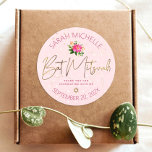 Bat Mitzvah Bloemen Roze Waterverf Goud Script Ronde Sticker<br><div class="desc">Wees trots, verheug je en vier deze mijlpaal van je favoriete Bat Mitzvah wanneer je deze geavanceerde, gepersonaliseerde sticker gebruikt! Een chique, prachtige, hete roze bloemige waterverf, faux gouden folie script typografie en Star of David, evenals moderne stoffige rozen sans serif type overlay een zacht roze & confetti stippen achtergrond....</div>