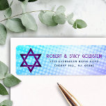 Bat Mitzvah Blue Paarse Gradient Retro Fun Adres Etiket<br><div class="desc">Wees trots, verheug je en laat deze mijlpaal van je favoriete Bat Mitzvah zien met dit boho retro, gepersonaliseerde retouradres label! Leuke, trendy, gedurfde paarse en marineblauwe typografie met moderne sans serif typografie overlay een achtergrond van pop lichte turquoise en paarse ombre gradiënt stralen met witte stippen. Personaliseer de aangepaste...</div>