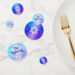 Bat Mitzvah Bold Boho Retro Blauw Paarse Gradiënt Confetti<br><div class="desc">Voeg wat extra stijl toe aan je favoriete feestje van Bat Mitzvah met deze aanpasbare tafelconfetti! Leuke, trendy, gedurfde paarse en marineblauwe typografie met moderne sans serif typografie overlay een achtergrond van pop lichte turquoise en paarse ombre gradiënt stralen met witte stippen aan één kant. Een witte davidster bedekt een...</div>