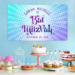 Bat Mitzvah Bold Boho Retro Blauw Paarse Gradiënt Spandoek<br><div class="desc">Wees trots, verheug je en laat deze mijlpaal van je favoriete Bat Mitzvah zien! Hang deze boho, retro, gepersonaliseerde banner op om toe te voegen aan haar speciale dag. Leuke, trendy, gedurfde paarse en marineblauwe typografie met moderne sans serif typografie overlay een achtergrond van pop lichte turquoise en paarse ombre...</div>